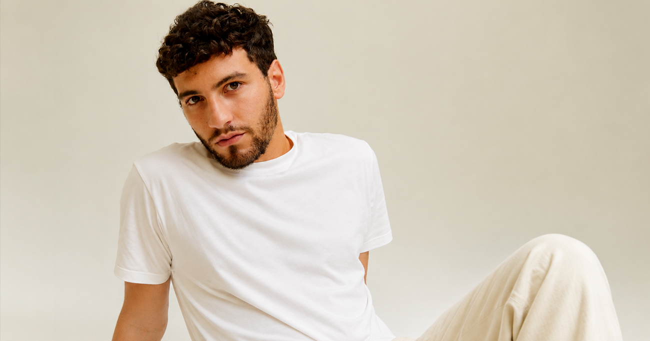 Em entrevista ao Pittaplay, Henrique Barreira afirma que nunca procura "desligar" partes de si para construir um personagem. Para ele, atuar é encontrar, em cada papel, aquilo que também existe dentro do próprio ator. Foto: Maria Magalhães/Divulgação.