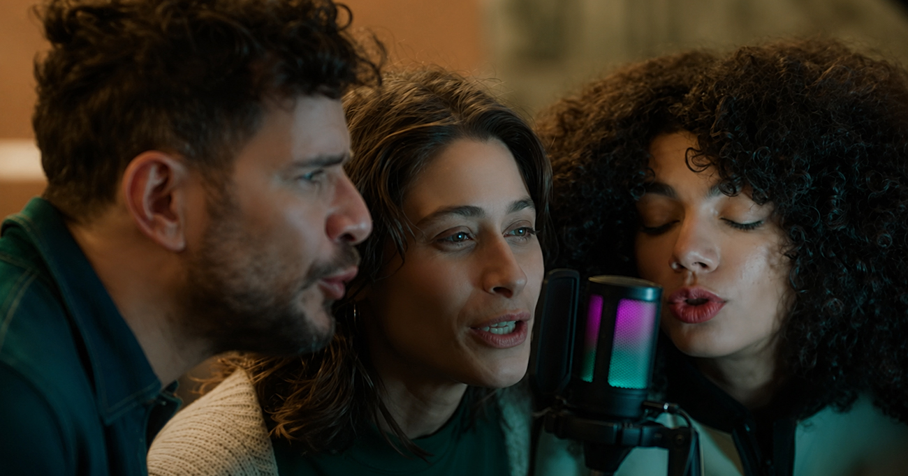 O primeiro trailer de Muito Prazer revela uma comédia guiada pelos personagens, pela química do elenco e pelo humor de situação. Jorge Furtado aposta em uma linguagem que hoje aparece com menos frequência no cinema brasileiro. Foto: Reprodução/Trailer.