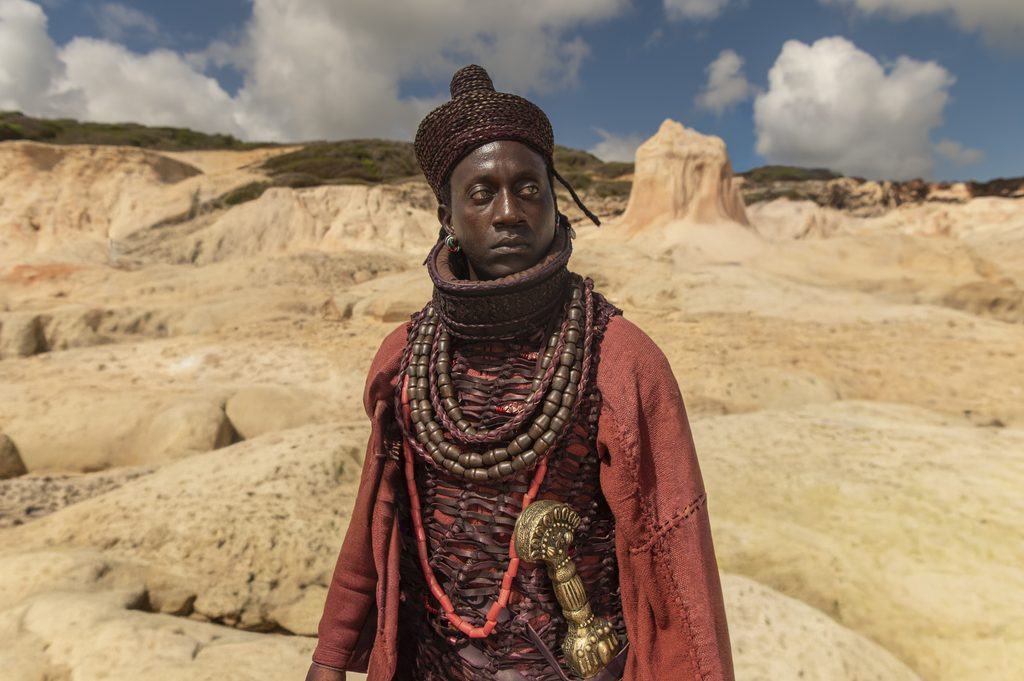 Dumi (Licinio Januário) atravessa poder, ancestralidade, romance e vulnerabilidade enquanto luta pela resistência e pelo futuro de Batanga. Foto: Globo/Estevam Avellar