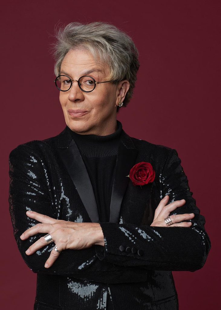 Eduardo Martini revive Clodovil Hernandes em interpretação premiada que emociona o público e resgata a trajetória de um dos maiores ícones da moda e da televisão brasileira. Foto: Claudia Martini