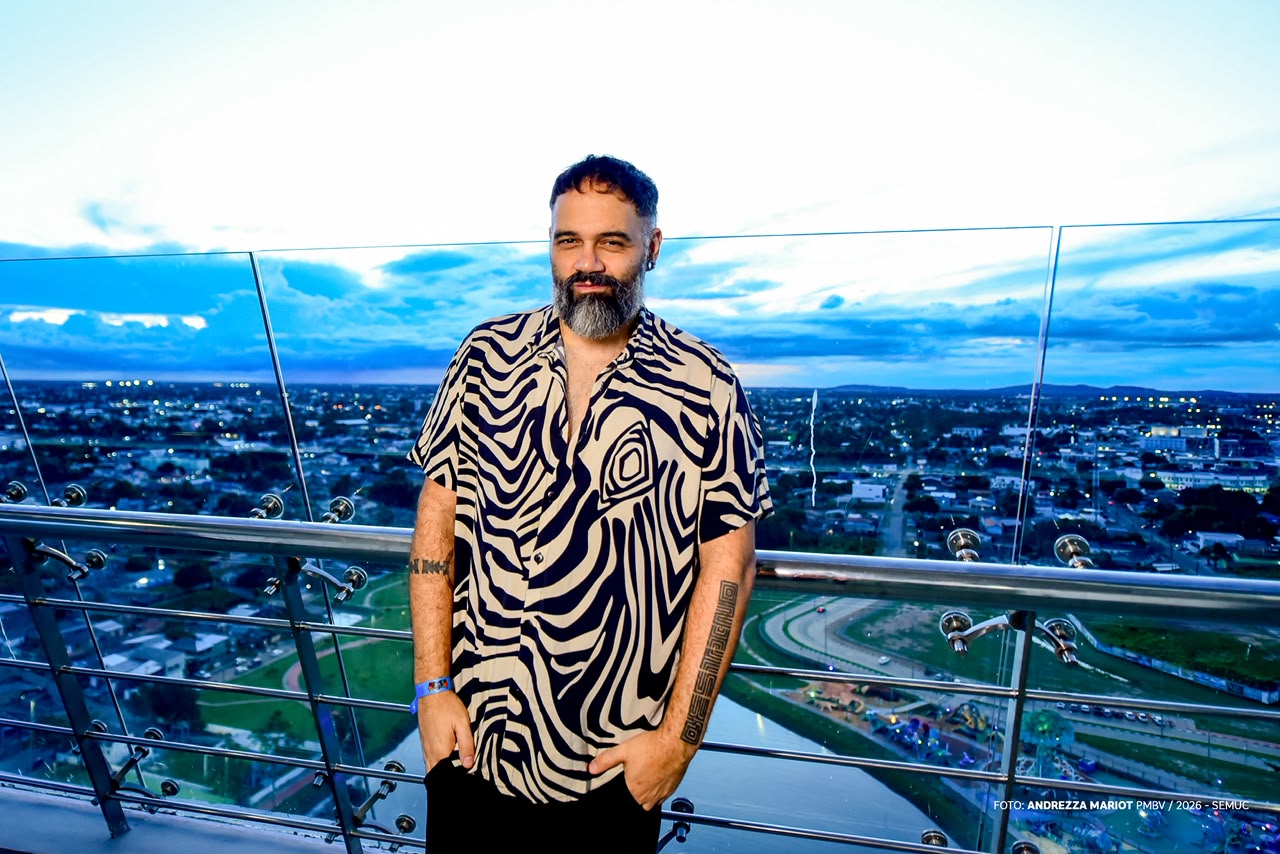 Dadado de Freitas transforma um beijo em pergunta sobre amor, política e liberdade