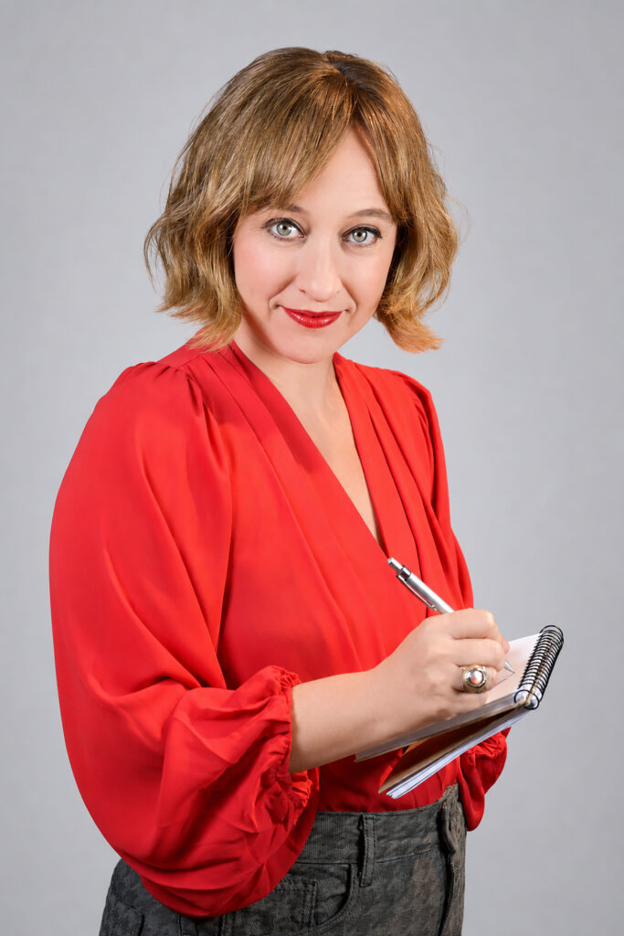 Dinah Feldman protagoniza Mazal Tov – Quando a Vida Sorri como Margot, mulher que encontra no contato com uma família judaica novas maneiras de questionar a própria identidade e suas escolhas. Foto: Mare Martin