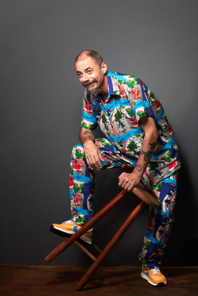 Jack Berraquero transita entre cinema, televisão e streaming e mantém no teatro de rua uma das bases de sua construção como ator. Foto: Ibsen Vasconcellos