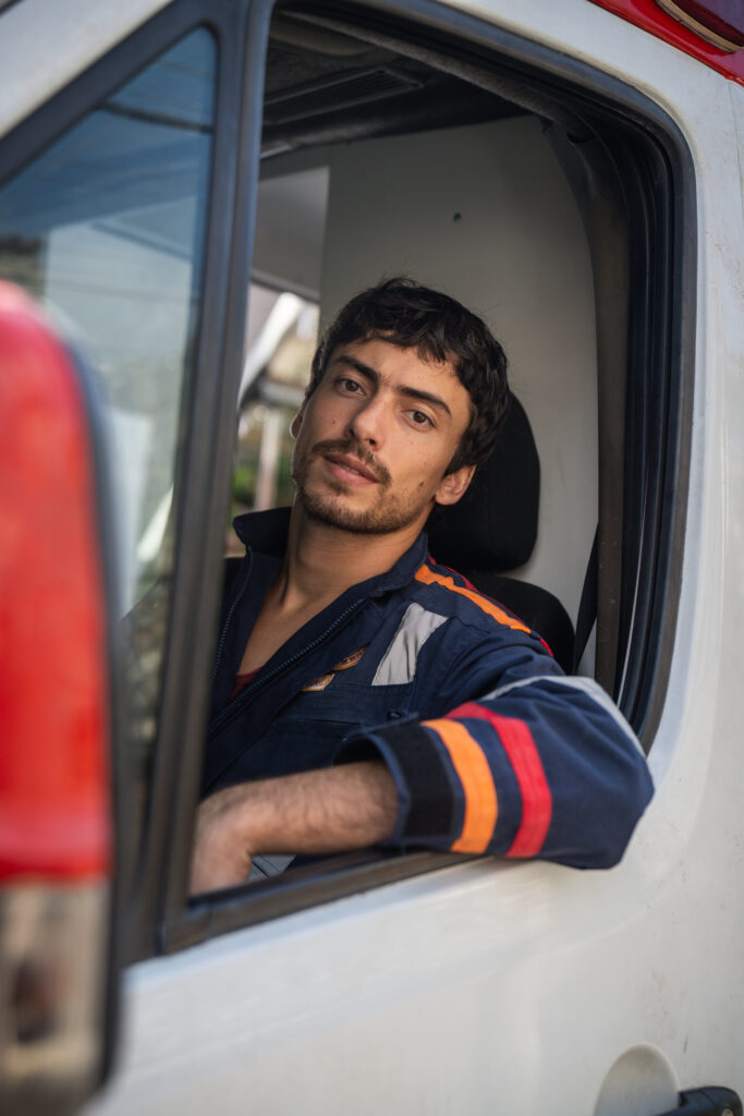 Jaffar Bambirra interpreta Vandam, motorista da Unidade 53, em Emergência 53. O personagem integra a equipe do SAMU e precisa lidar com situações de urgência enquanto enfrenta seus próprios dilemas.
Foto: Laura Campanella