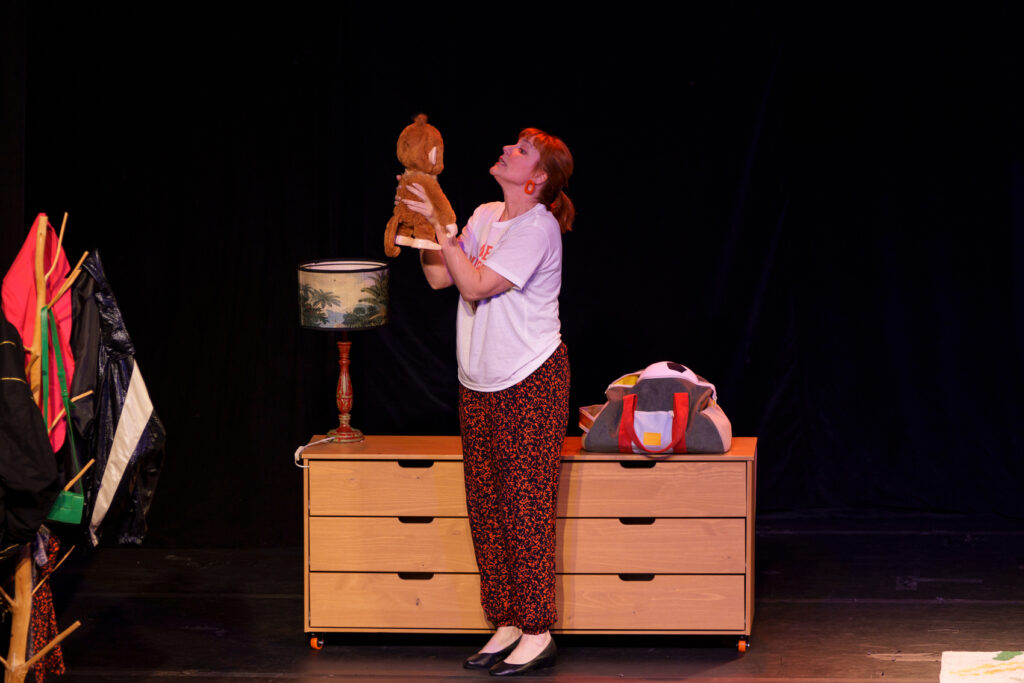 Wanessa Morgado em cena no espetáculo MANHÊ!, comédia que transforma as diferentes fases da maternidade em humor e provoca uma reflexão sobre a divisão das responsabilidades familiares. Foto: Kim Leekyung.