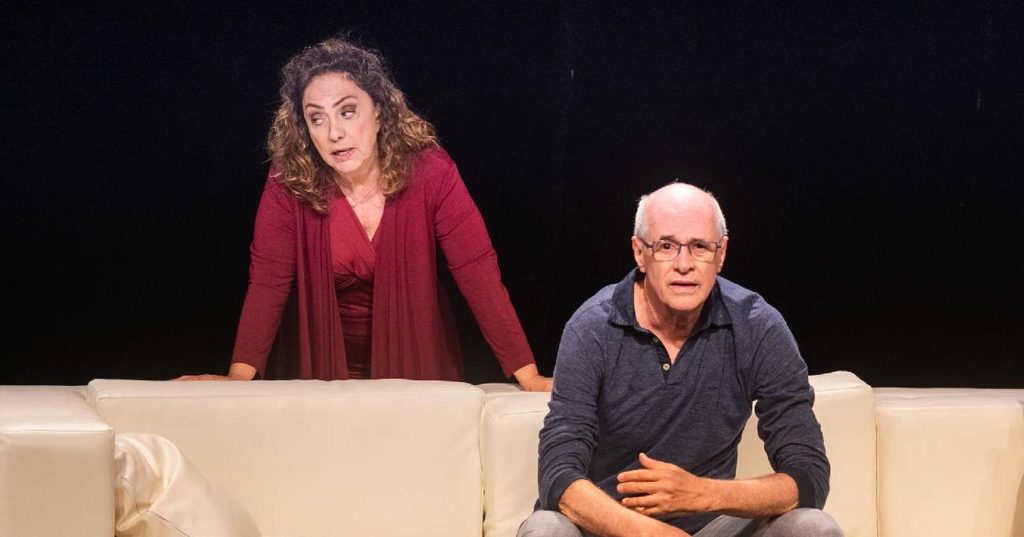 Eliane Giardini e Marcos Caruso dividem o palco e mostram por que a parceria entre os dois é um dos grandes trunfos de Intimidade Indecente.