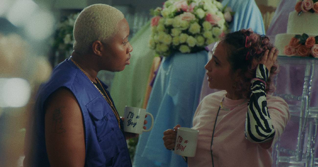 “Revelação” estreia no Festival de Gramado com humor ácido sobre gênero, redes sociais e identidade