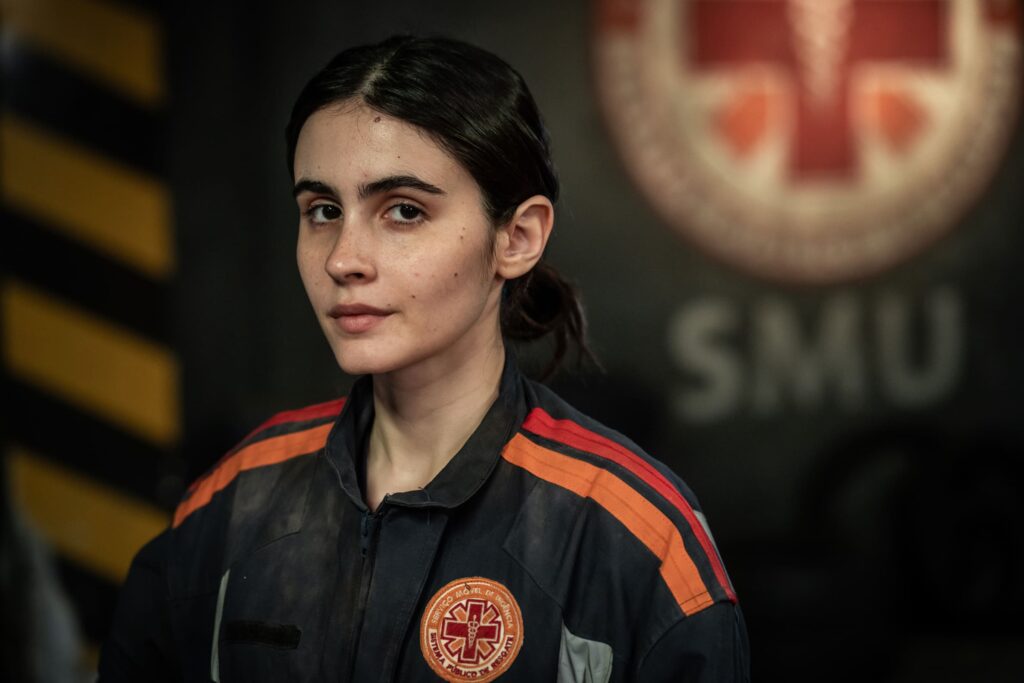 Como Manuela, Valentina Herszage levou para as cenas a tensão de quem possui conhecimento técnico, mas ainda descobre na prática a imprevisibilidade e a carga emocional do atendimento de emergência. Foto: Laura Campanella