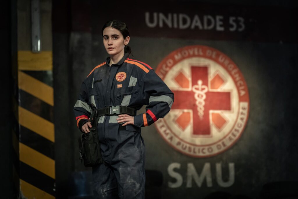 Valentina Herszage vive Manuela, enfermeira que troca uma realidade privilegiada pela intensidade dos atendimentos de emergência e precisa aprender a lidar com os desafios da profissão em Emergência 53. Foto: Laura Campanella