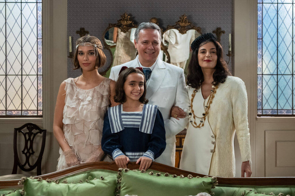 Família Almeida Borges reunida em A Nobreza do Amor: Virgínia (Theresa Fonseca), Diógenes (Danton Mello), Marta (Emanuelle Araújo) e Aurelinda (Antonella Benvenuti). Foto: Estevam Avellar/Globo.