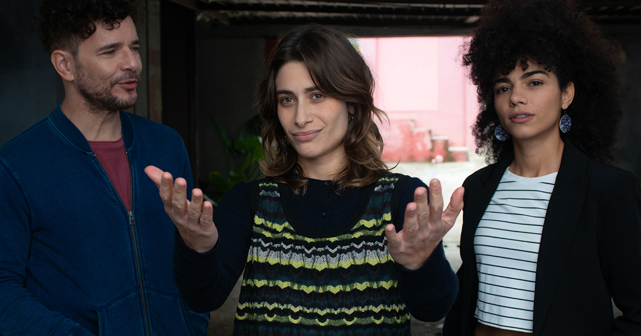 Muito Prazer reafirma a força da comédia humana de Jorge Furtado. Daniel de Oliveira, Luisa Arraes e Samantha Jones conduzem uma história que provoca risos espontâneos enquanto transforma situações absurdas e escolhas questionáveis em reflexão. Foto: Fabio Rebelo