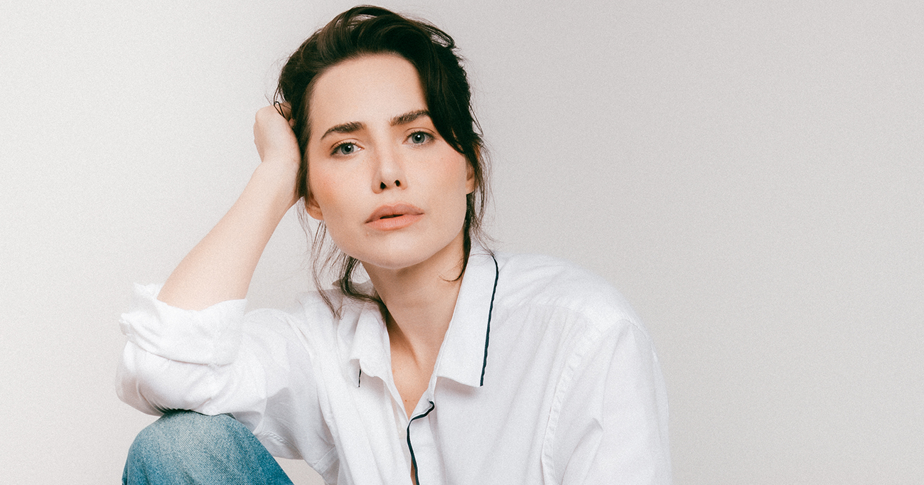 Letícia Colin fala sobre a construção de Adriana, justiça social, vingança, amor, parceria com Chay Suede e os desafios da protagonista de Quem Ama Cuida.