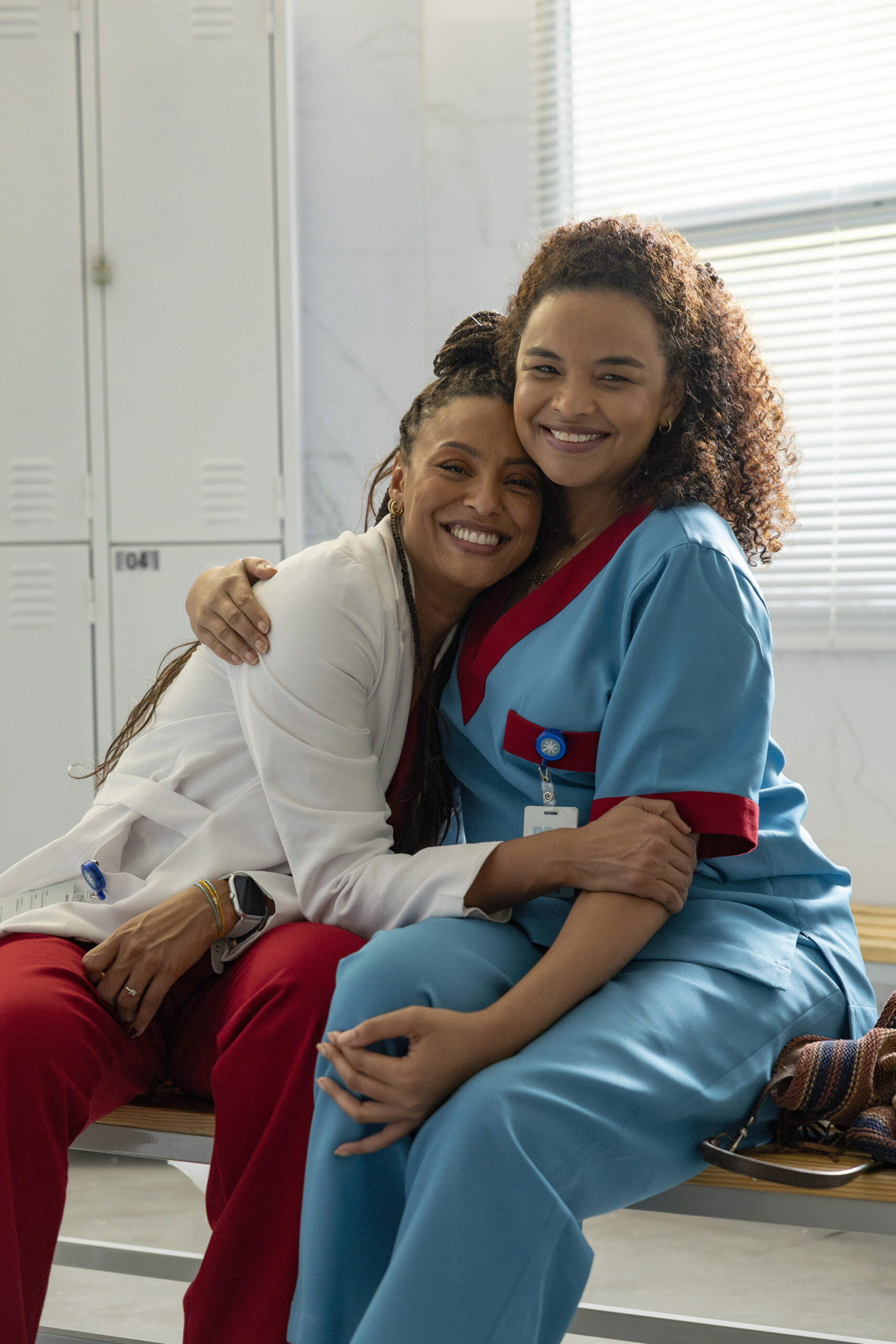 Juli (Lucy Ramos) e Bela (Sheron Menezzes) têm a amizade apresentada no prólogo vertical de Por Você, relação fundamental para sustentar o principal conflito da novela das sete. Foto: Fábio Rocha/Globo