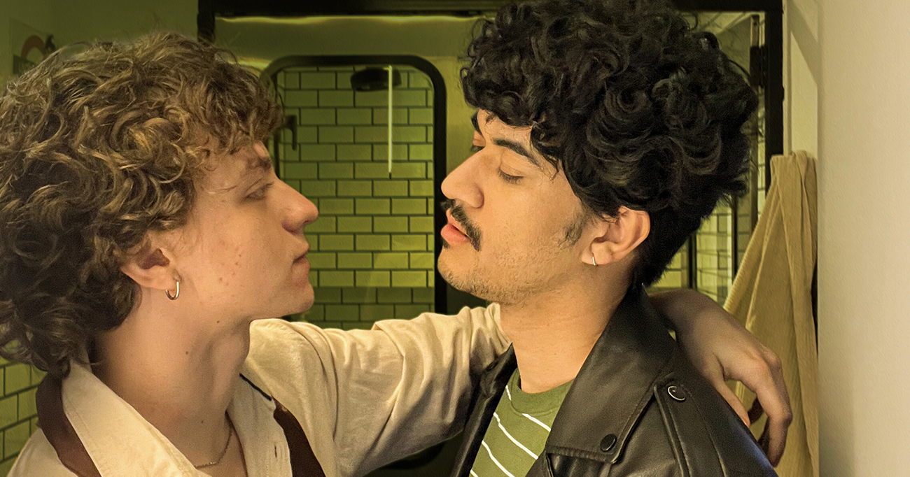 A série vertical LGBTQIA+ "Tá Querendo Amar?" estreia em agosto acompanhando dois jovens que vivem entre relações casuais e o desejo de construir uma conexão afetiva verdadeira. Foto: Divulgação.