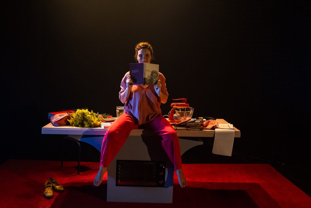Idealizadora e protagonista, Julia Lindenberg leva elementos da própria experiência ao palco em uma obra autoficcional que prefere provocar perguntas a entregar respostas.
Foto: Thaís Grechi