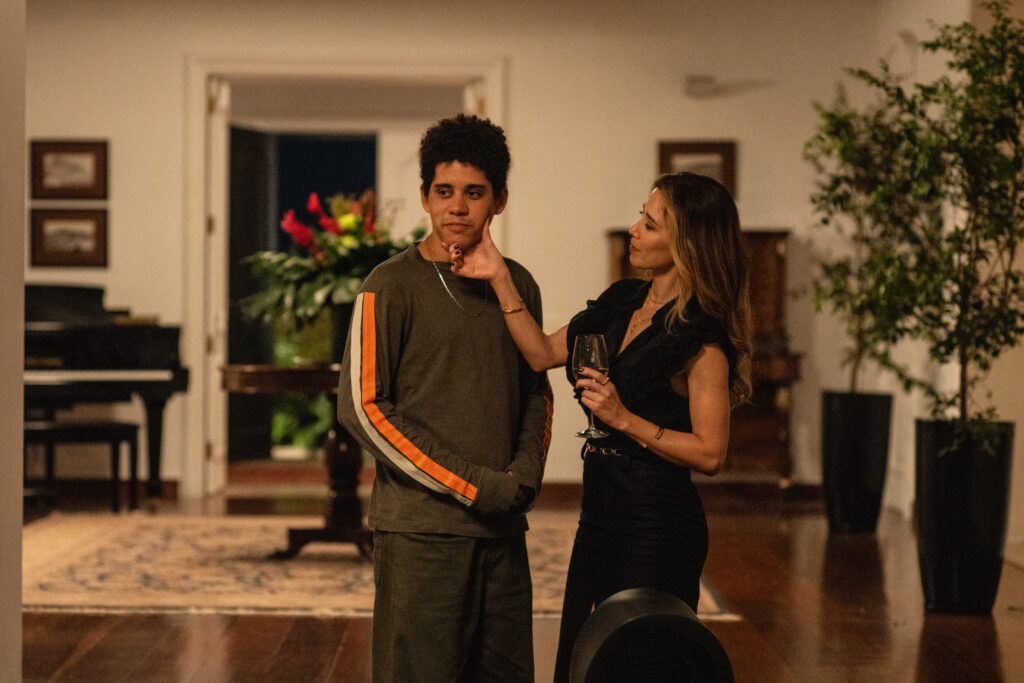 Marjorie Estiano e Cauê Campos vivem Sandra e Jefferson em Precisamos Falar, personagens atravessados por diferentes visões sobre família, responsabilidade e as consequências da violência.