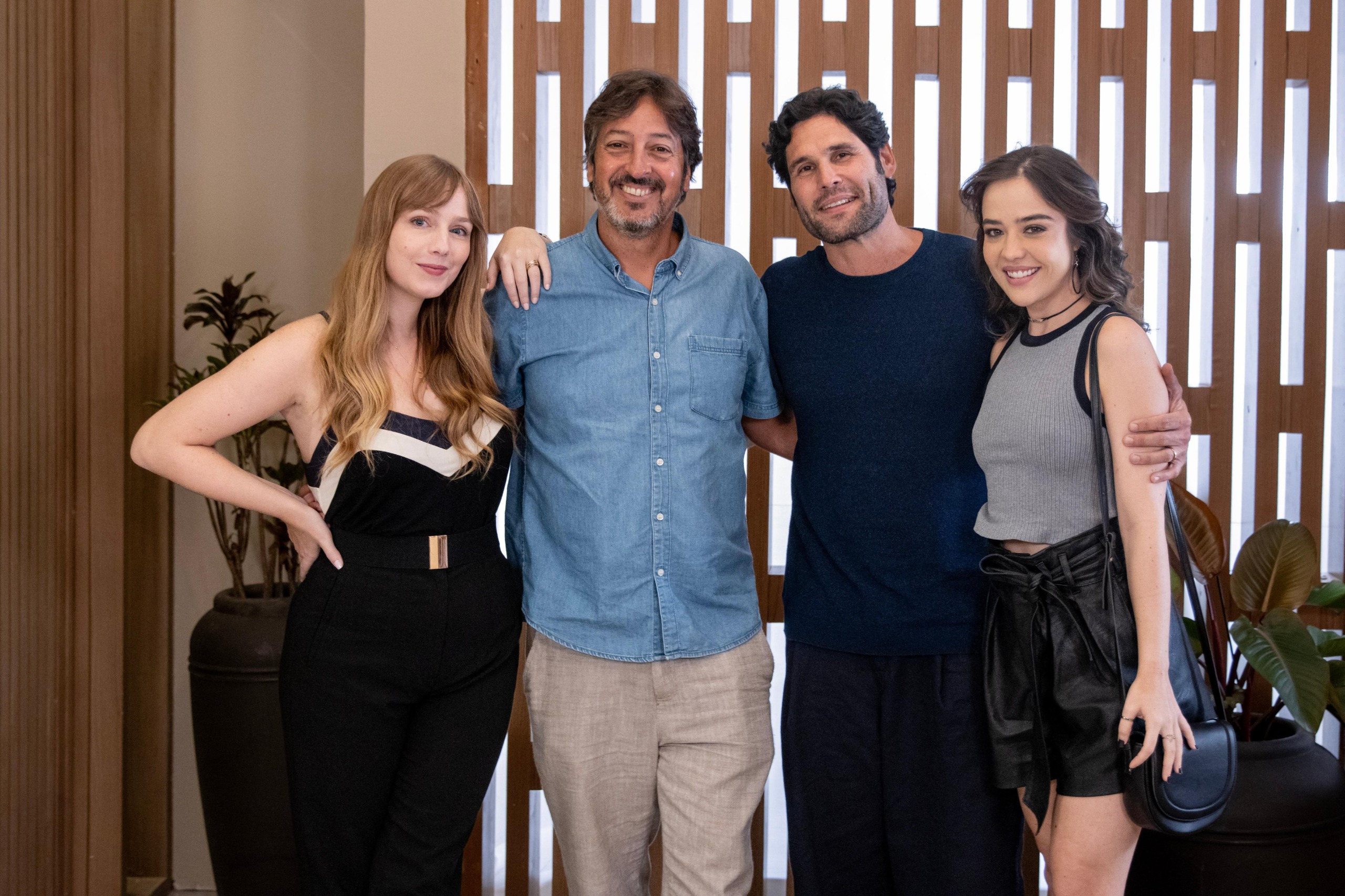 Autora e diretor de ‘Amor Sob Vigilância’ revelam desafios da novela vertical: ‘Uma história de obsessão alimentada pelo mundo virtual’