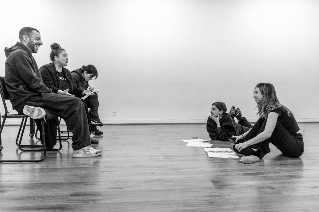 Guilherme Gobbi durante ensaio com Daphne Bozaski e Gabriela Medvedovsky, protagonistas de Pergunte Alguma Coisa