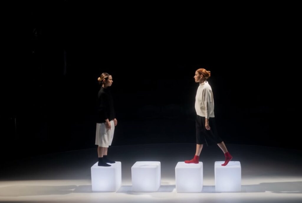 Daphne Bozaski e Gabriela Medvedovsky protagonizam Pergunte Alguma Coisa, em cartaz no Teatro Tucarena, em São Paulo, até outubro.