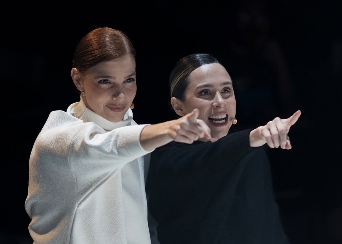 Daphne Bozaski e Gabriela Medvedovsky falam sobre a parceria construída na televisão, a redescoberta do teatro de arena e como Pergunte Alguma Coisa utiliza a inteligência artificial para investigar relações e comportamentos humanos.