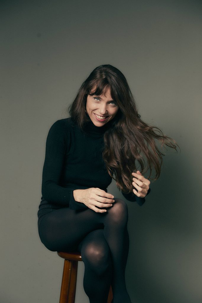 Julia Gorman vive Daisy em “Emergência 53” e Carmen em “A Nobreza do Amor”, personagens que mostram a versatilidade da atriz entre o drama e a comédia. Foto Elisa Maciel