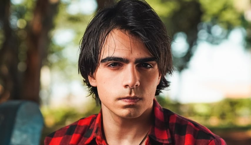 Lucas Amorim fala ao Pittaplay sobre atuação, cinema independente, o curta Favela e a decisão de também escrever, dirigir e produzir.
