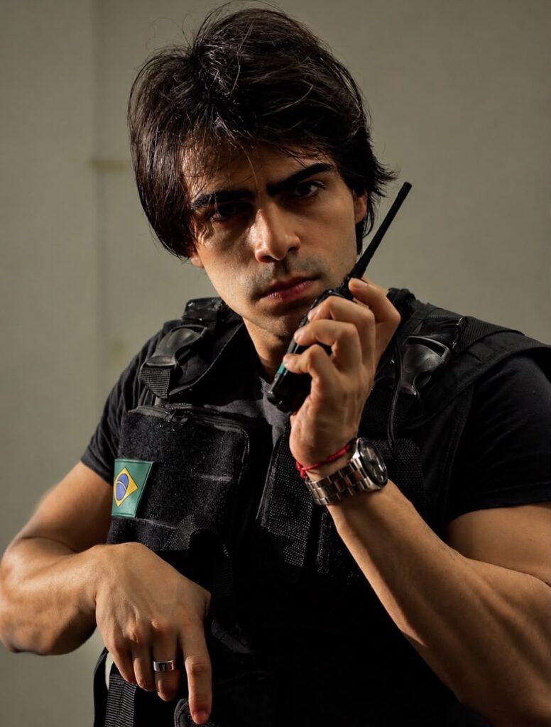 Lucas Amorim fala ao Pittaplay sobre criar as próprias oportunidades, assumir roteiro, direção e produção, os desafios do curta Favela e os limites entre esforço, escolha, autonomia e sucesso na construção de uma carreira artística.