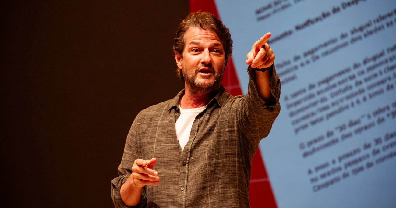 Marcelo Serrado expõe relação com a saúde mental no documentário Fora do Roteiro