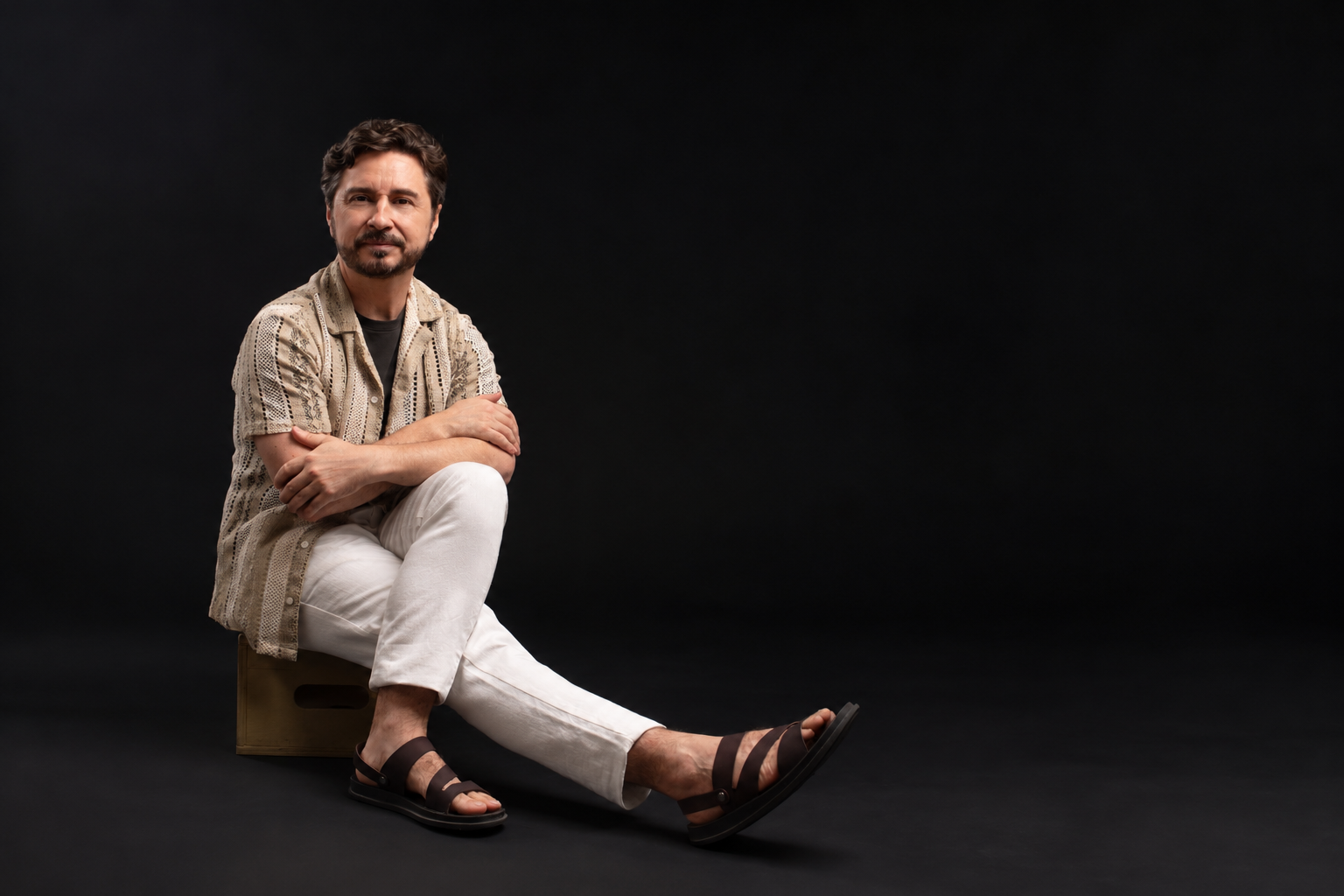 Leandro Daniel celebra 30 anos de carreira e encontra em ‘Lá na Minha Terra’ a oportunidade de se reinventar