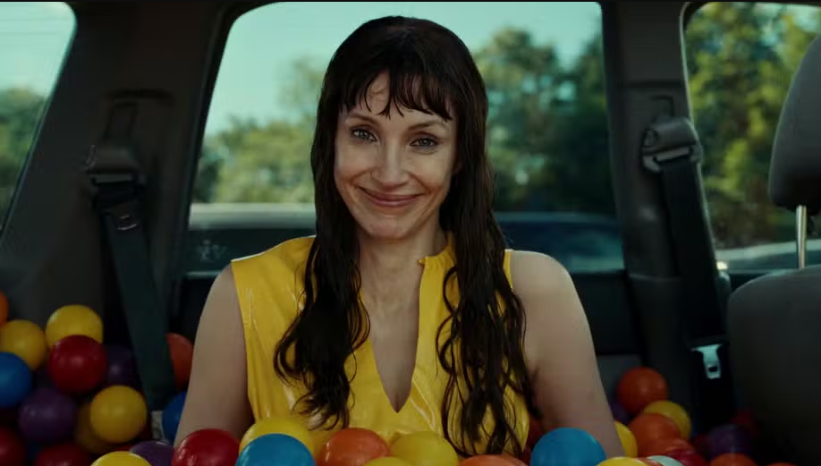 Outra Mamãe transforma conflitos familiares em terror intenso. Leia a crítica do Pittaplay sobre o filme com Jessica Chastain e direção de Rob Savage.