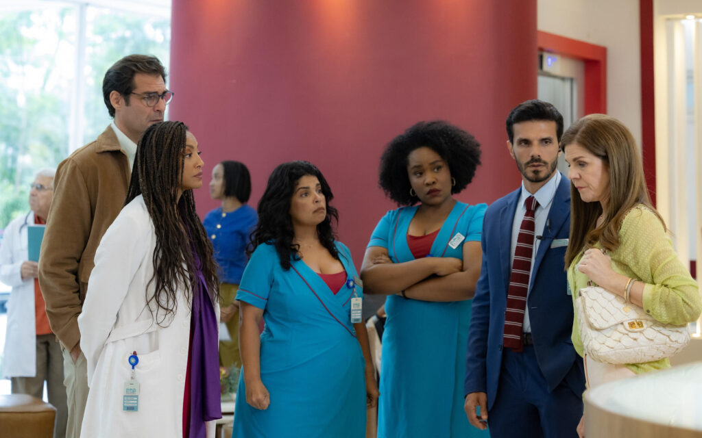 Bela (Sheron Menezzes) enfrenta o racismo de uma paciente que se recusa a receber atendimento médico por causa da cor de sua pele em cena de Por Você. Foto: 