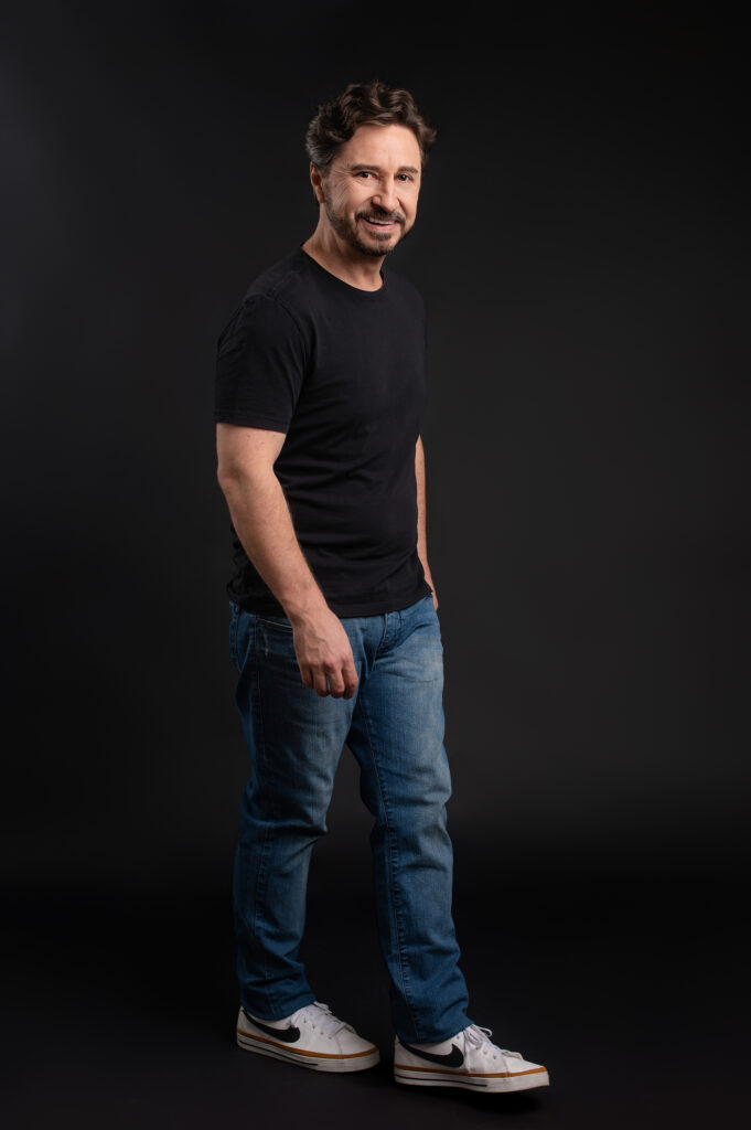 Leandro Daniel celebra 30 anos de carreira com um novo desafio em Lá na Minha Terra. Em entrevista ao Pittaplay, o ator aborda Heraldo, sua parceria com Mário Teixeira e a reinvenção profissional.