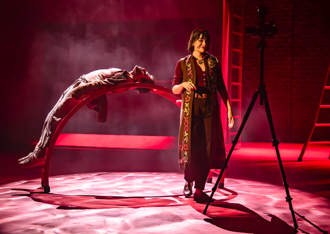 Ingrid Gaigher revela como construiu Naná no musical Feliz Ano Velho e reflete sobre amizade, deficiência, juventude, literatura e memória histórica. A atriz também celebra seu retorno ao Teatro Frei Caneca após dez anos.