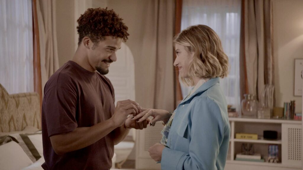 Vitor pede Leandra em casamento em Por Você, mas o momento romântico é marcado pela reação preconceituosa de Vanessa (Alinne Moraes), mãe da jovem. Foto: Reprodução/Globo.